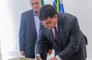 Rafael Fonteles transmitindo o cargo para o vice-governador (Foto: Reprodução)