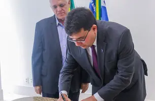Rafael Fonteles transmitindo o cargo para o vice-governador (Foto: Reprodução)