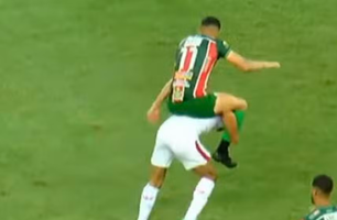‘Segura, peão’: jogador 'cavalga' em adversário em partida do Campeonato Potiguar (Foto: Reprodução)