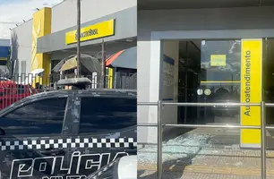 Segurança troca tiros com bandidos durante assalto no Banco do Brasil em Teresina (Foto: Tiago Moura/Conecta Piauí)