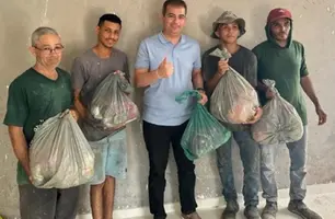 Soliney Filho faz ação social com entrega de cestas básicas e peixes em Timon (Foto: Reprodução)