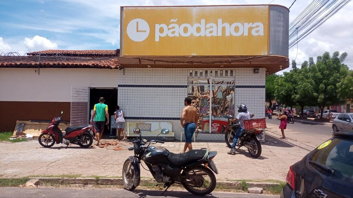 Teto de padaria em Timon desaba e deixa pessoas feridas