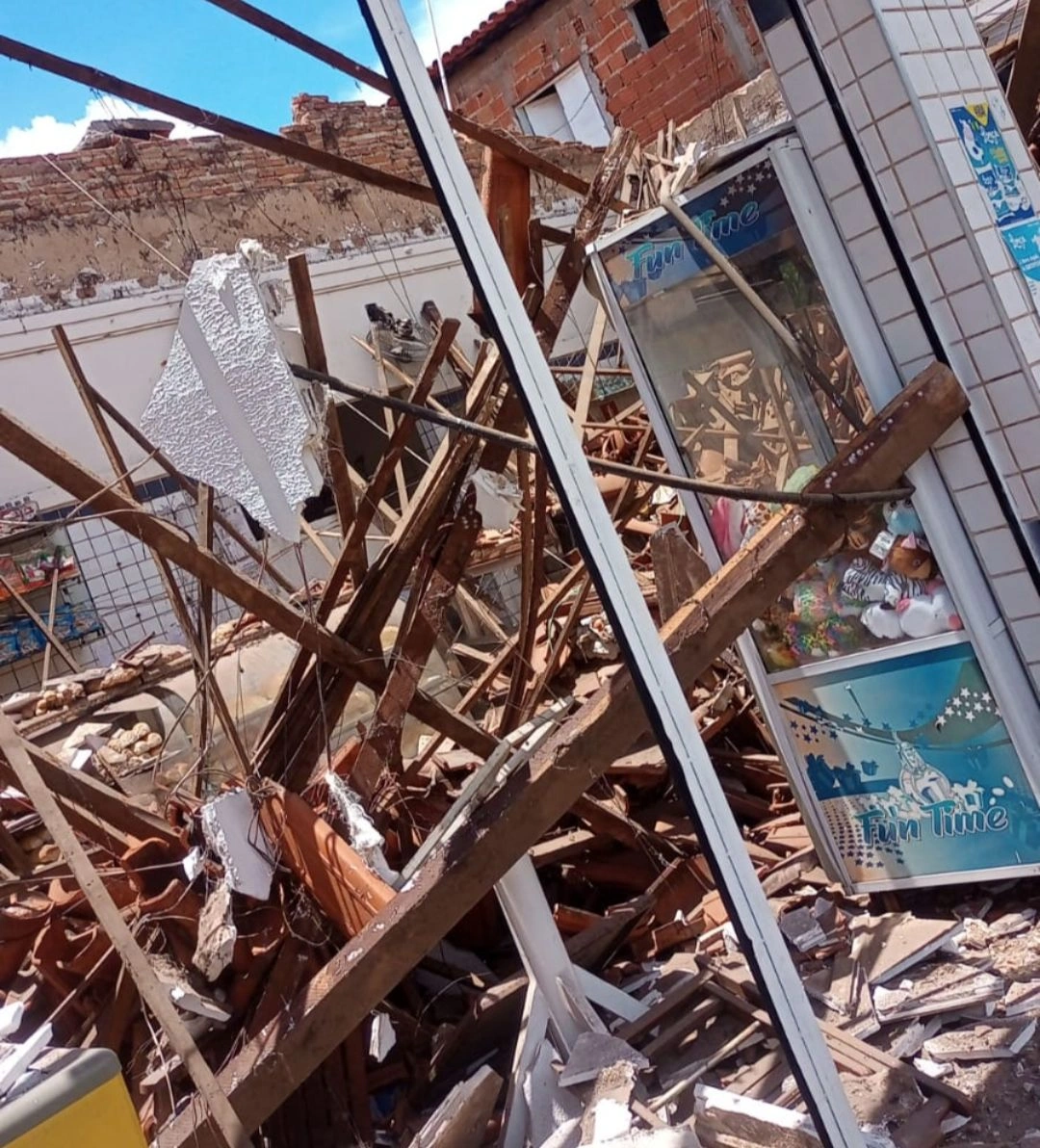 Teto de padaria em Timon desaba e deixa pessoas feridas