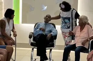 Vídeo: Corpo de idoso é velado sentado na poltrona como se estivesse vivo (Foto: Reprodução)