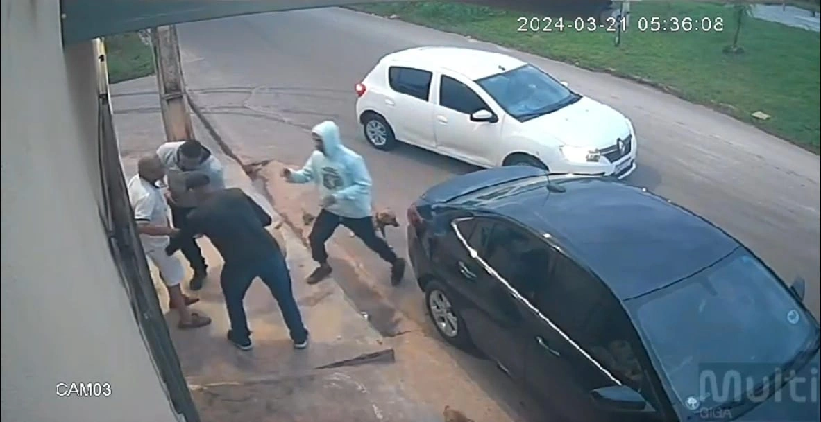 Vídeo flagra bandidos roubando carro de dono de padaria na zona Leste de Teresina