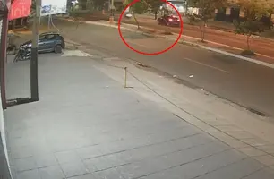 Vídeo flagra momento que motociclista morre em colisão frontal com carro em Picos (Foto: Reprodução)