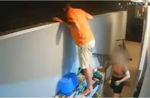 Vídeo: homem sobe em muro para ver briga no vizinho e morre com tiro no rosto (Foto: Reprodução)