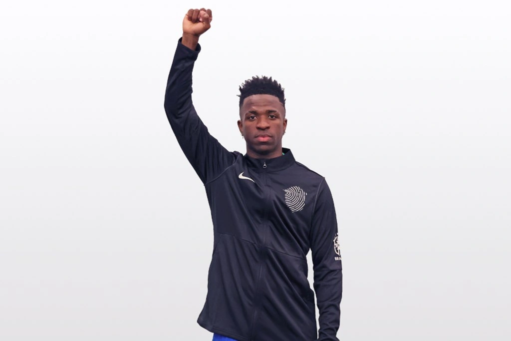 Vini Jr com o agasalho "uma só pele, uma só identidade"