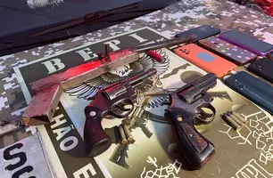 Armas apreendidas durante a abordagem policial (Foto: Ascom/ Secretária de Segurança Pública)