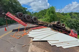 Caminhão de carga capota na BR-316 em Picos e deixa homem ferido (Foto: Divulgação/PRF)