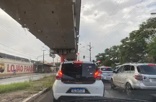 Carreta inferniza trânsito nos acessos as pontes de Timon a Teresina (Foto: Reprodução)