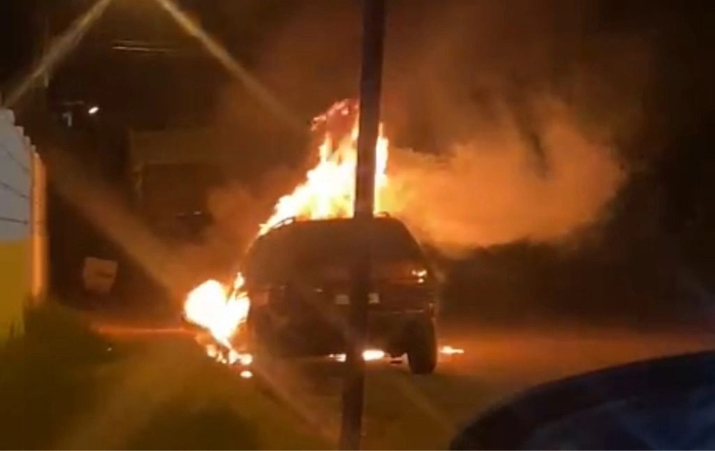 Carro abandonado de homem que fugiu após atropelar padeiro é incendiado em Picos