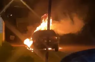 Carro abandonado de homem que fugiu após atropelar padeiro é incendiado em Picos (Foto: Reprodução)