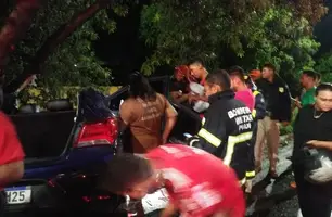 Carro colide contra árvore e condutor fica gravemente ferido (Foto: Reprodução)