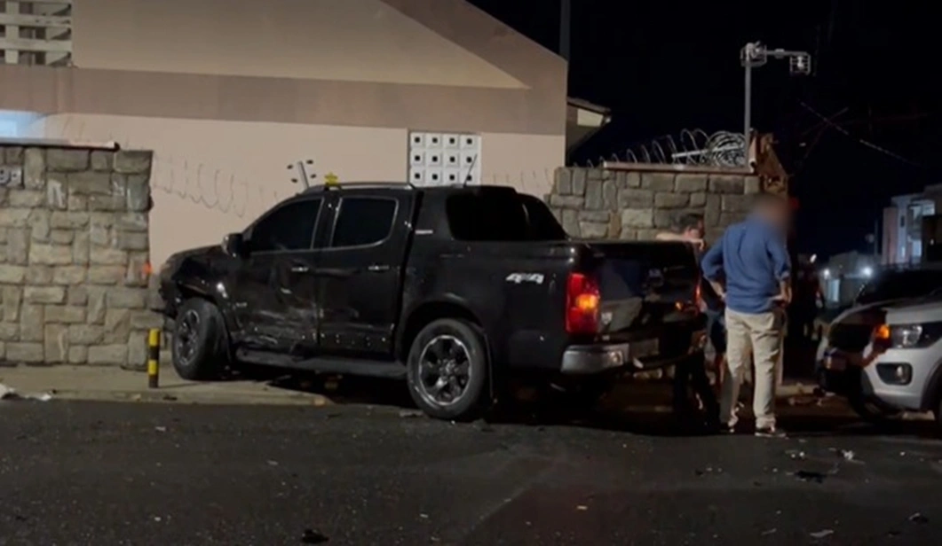 Carro colidiu contra muro após impacto em outro veículo