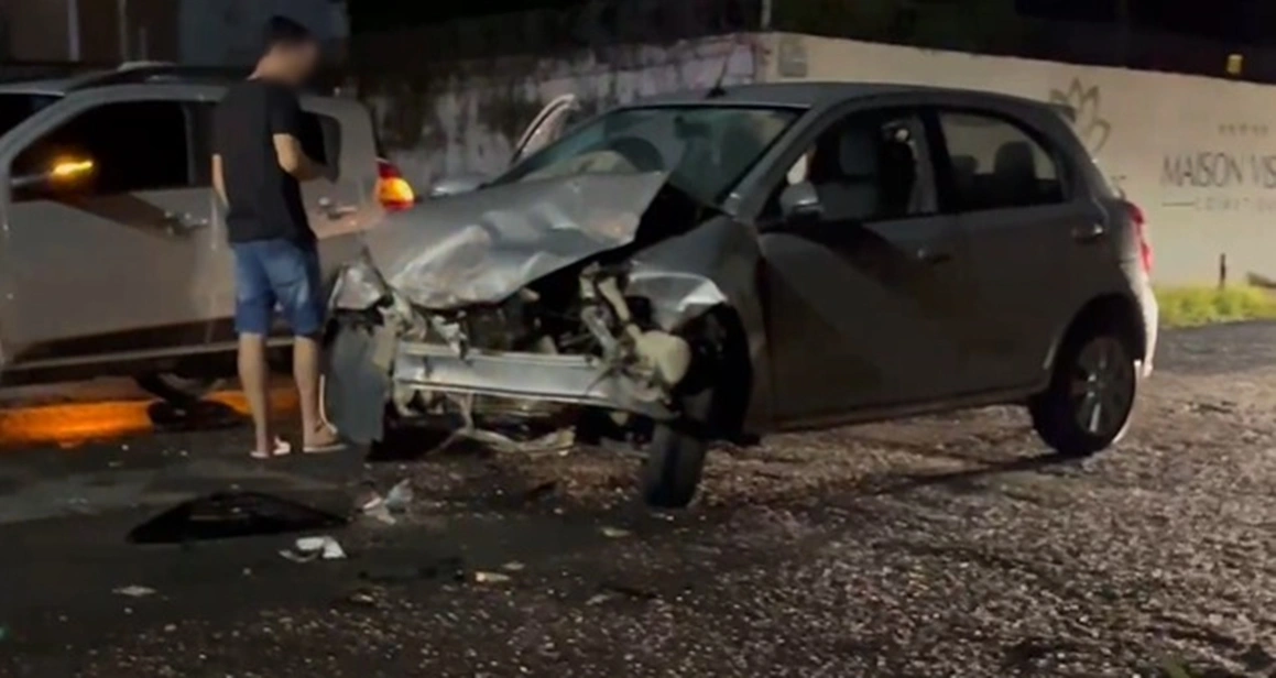 Carro ficou destruído após colisão