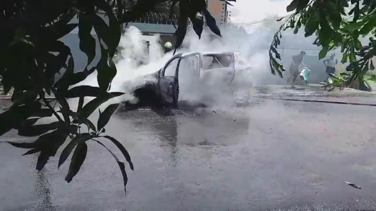 Carro pega fogo e fica completamente destruído na zona Leste de Teresina