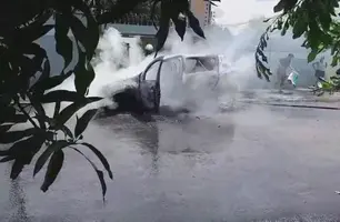 Carro pega fogo e fica completamente destruído na zona Leste de Teresina (Foto: Reprodução)