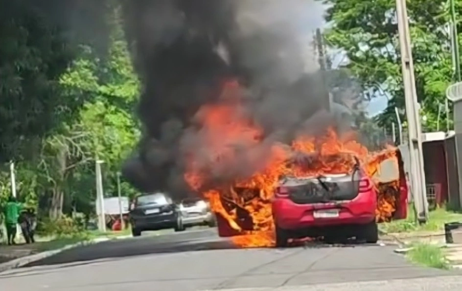 Carro pega fogo e fica completamente destruído na zona Leste de Teresina