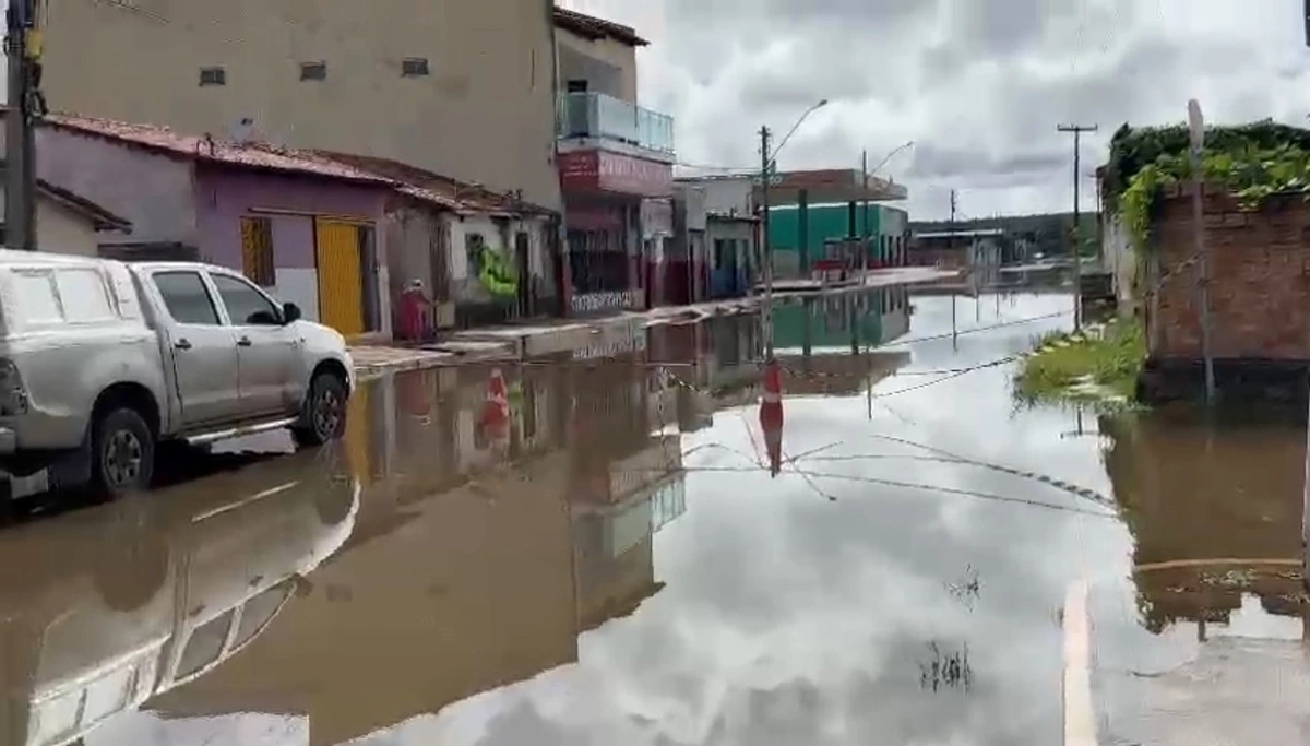 Chuvas intensas aumentam o nível de rio e desabrigam 24 famílias em Esperantina
