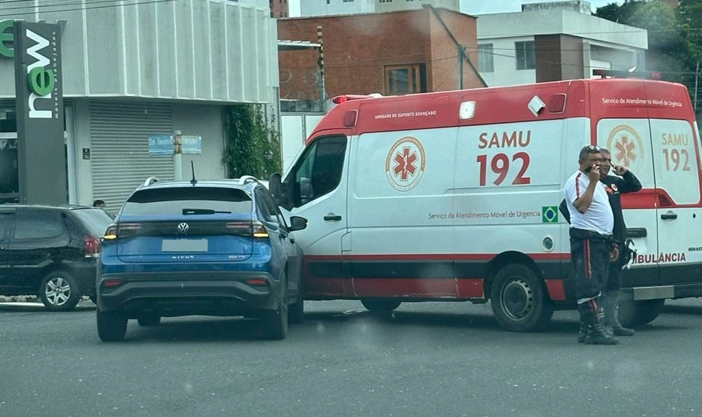 Colisão entre carro e ambulância