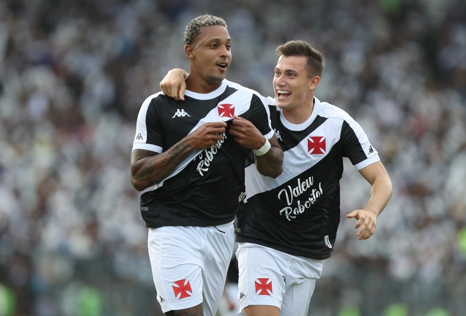 David e Lucas Piton, do Vasco, celebram a abertura do placar diante do Grêmio