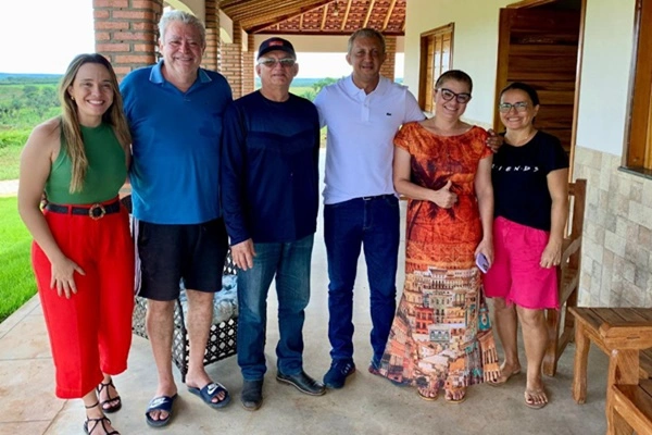 Dr. Abreu (de boné) ladeado pelo prefeito Grandão, Nonatinho, deputada Cláudia Coutinho e Christiane Pinheiro; Nova adesão.