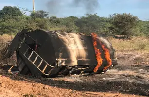 Duas pessoas morrem carbonizadas após caminhão-tanque pegar fogo no Piauí (Foto: Reprodução)