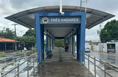 Usuários de ônibus convivem com estações depredadas e inseguras em Teresina