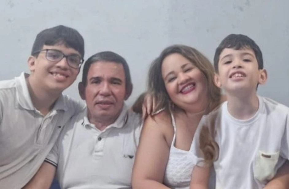 Família da jornalista Astrid Lages, com seus dois filhos autistas