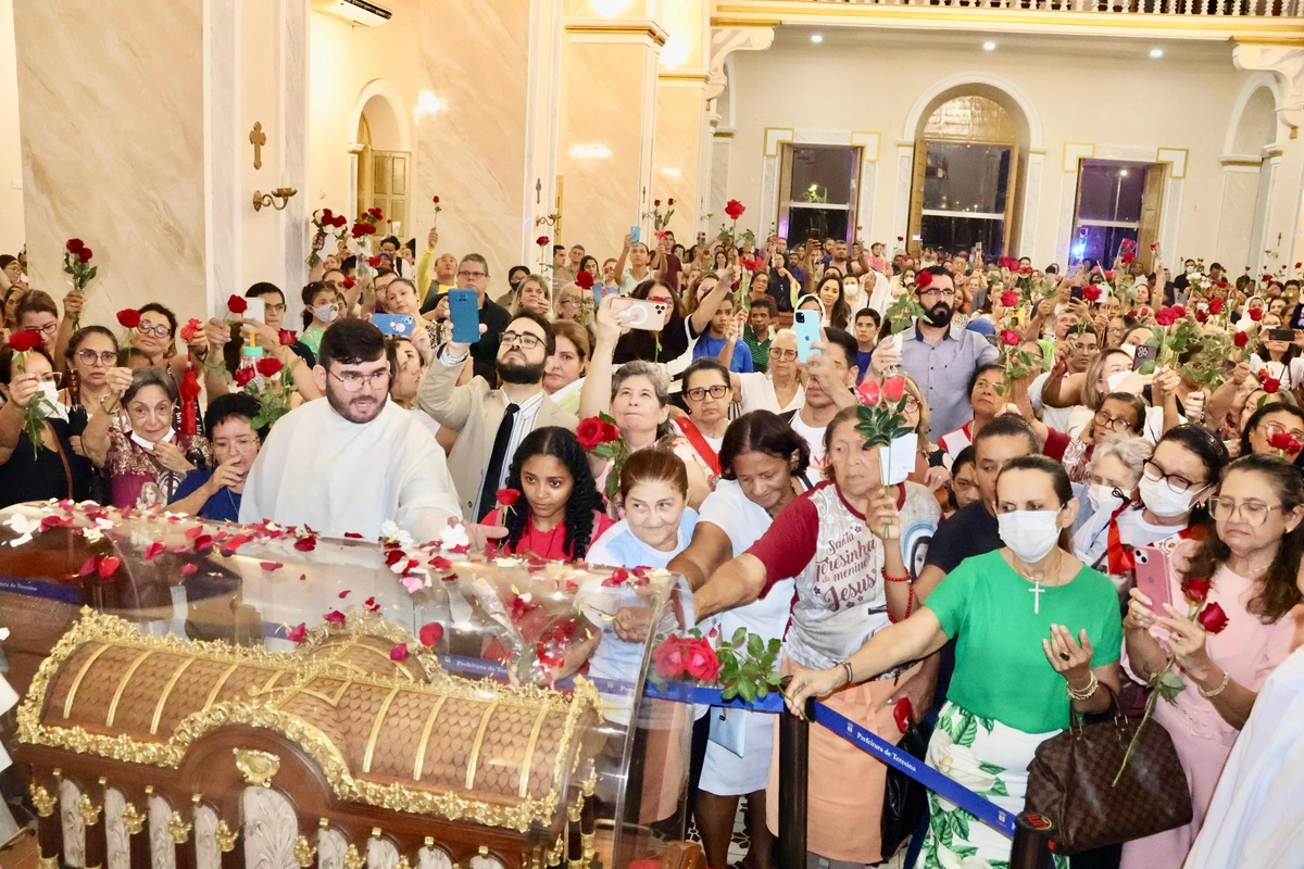 Fiéis visitam relíquias de Santa Teresinha do Menino Jesus em Teresina