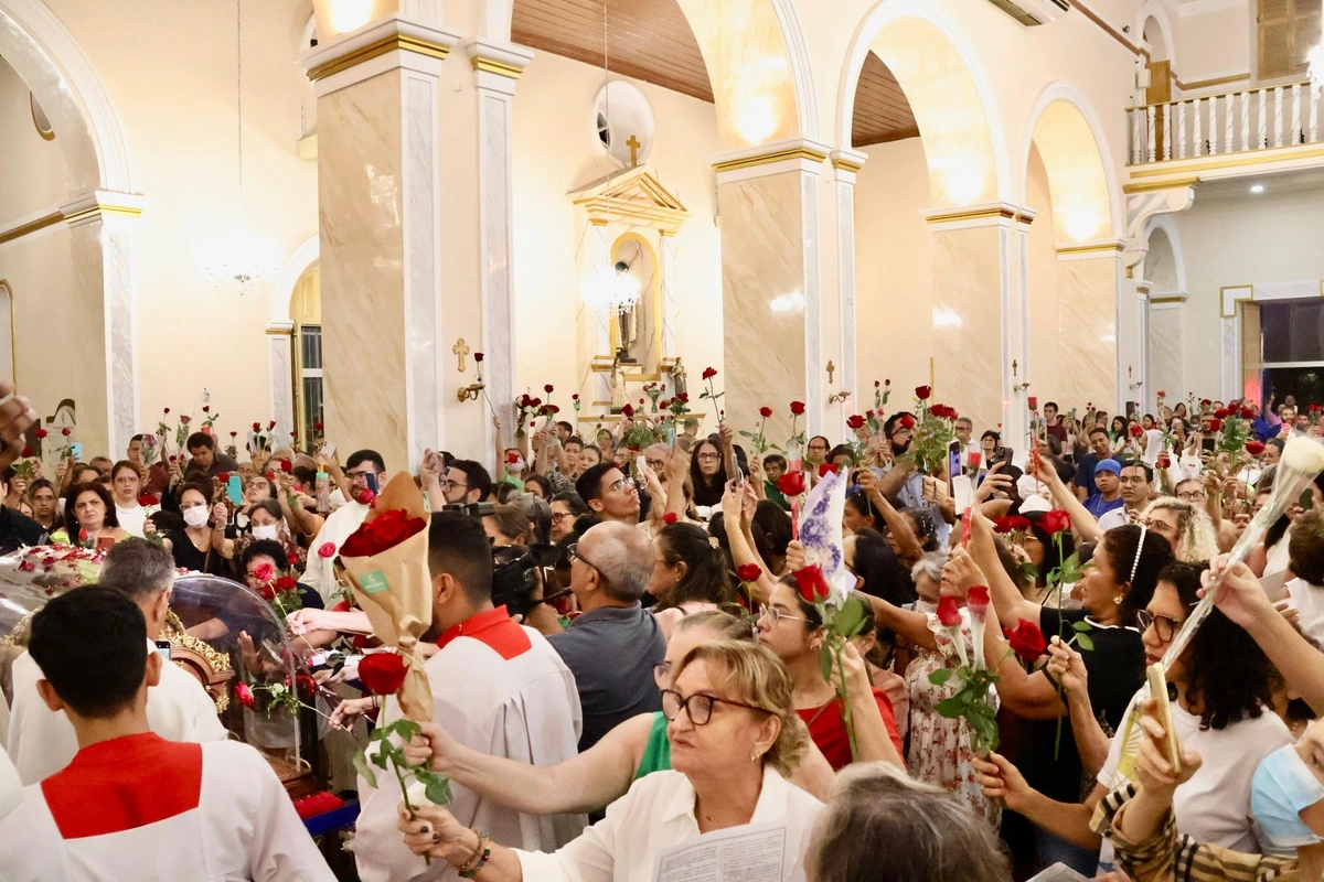 Fiéis visitam relíquias de Santa Teresinha do Menino Jesus em Teresina