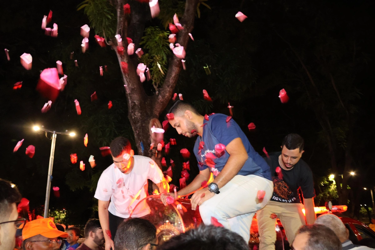 Fiéis visitam relíquias de Santa Teresinha do Menino Jesus em Teresina