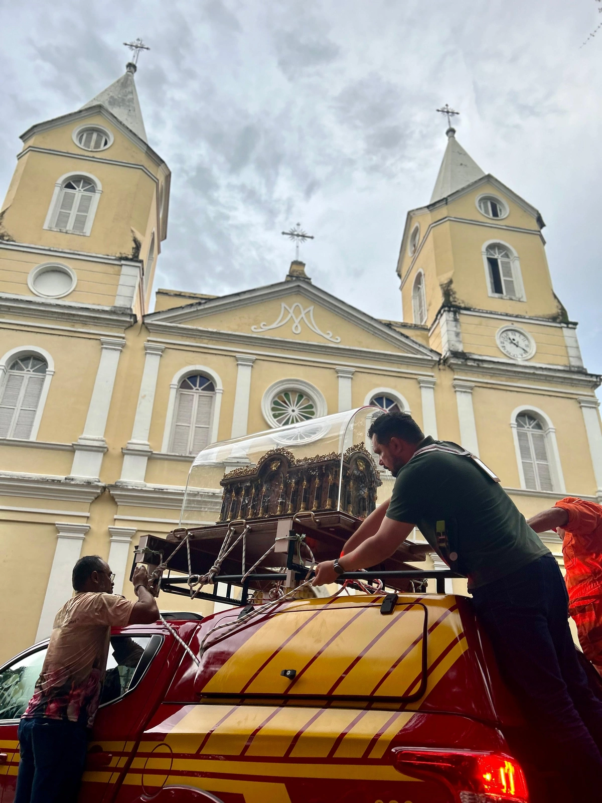 Fiéis visitam relíquias de Santa Teresinha do Menino Jesus em Teresina