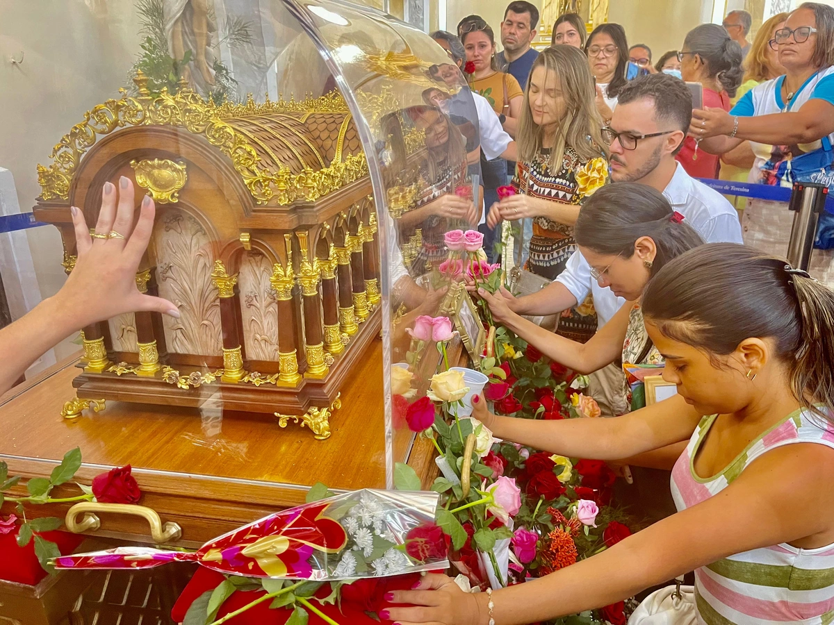 Fiéis visitam relíquias de Santa Teresinha do Menino Jesus em Teresina
