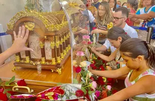 Fiéis visitam relíquias de Santa Teresinha do Menino Jesus em Teresina (Foto: Reprodução)
