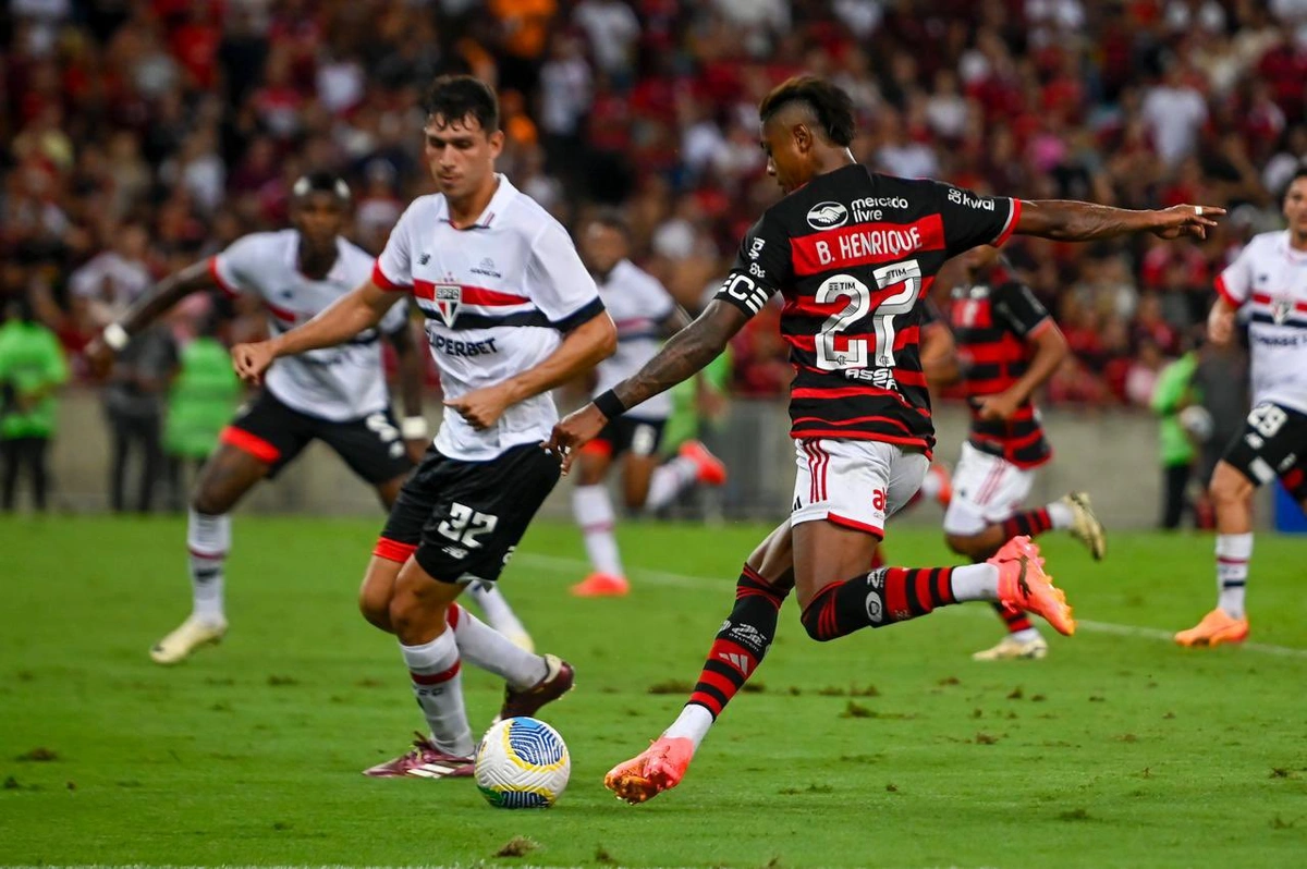 Flamengo vence São Paulo e assume a liderança isolada do Campeonato Brasileiro