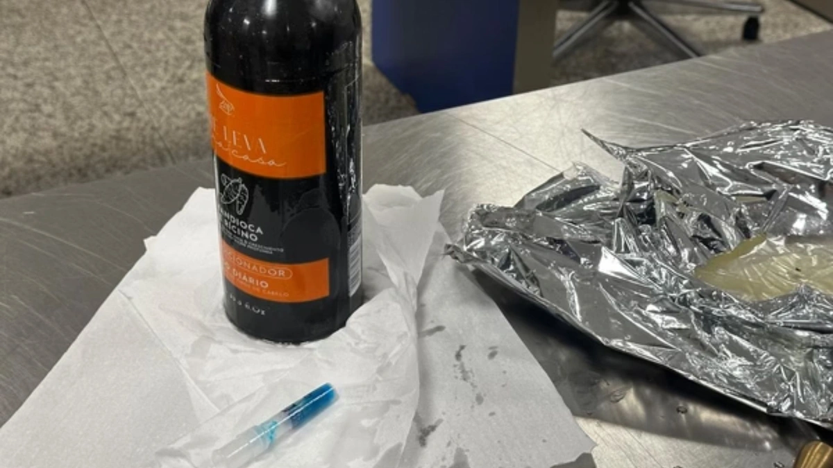 Homem é preso em aeroporto com cocaína líquida disfarçada de shampoo