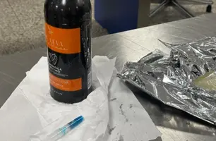 Homem é preso em aeroporto com cocaína líquida disfarçada de shampoo (Foto: Divulgação/Receita Federal)