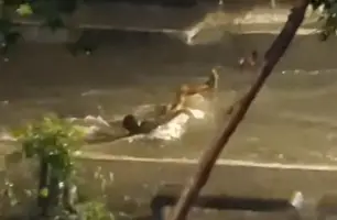 Homem é visto banhando em rua alagada na zona Sul de Teresina (Foto: Reprodução)