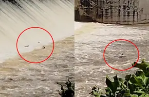 Homens em canoa são levados por força da água e caem em barragem no Piauí (Foto: Reprodução)