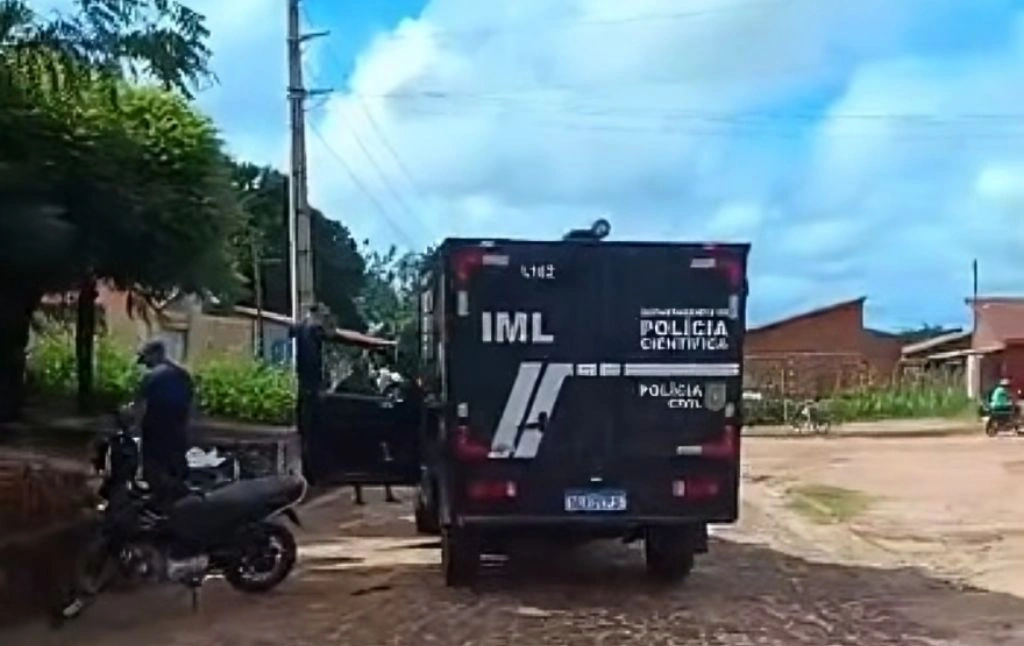 Idoso morre ao cair e bater cabeça após armar rede em ‘pé de mesa’ em Parnaíba