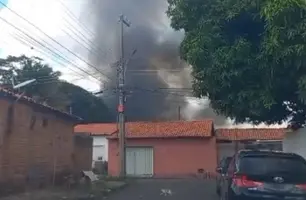 Incêndio atinge materiais recicláveis e fábrica no Distrito Industrial em Teresina (Foto: Reprodução)