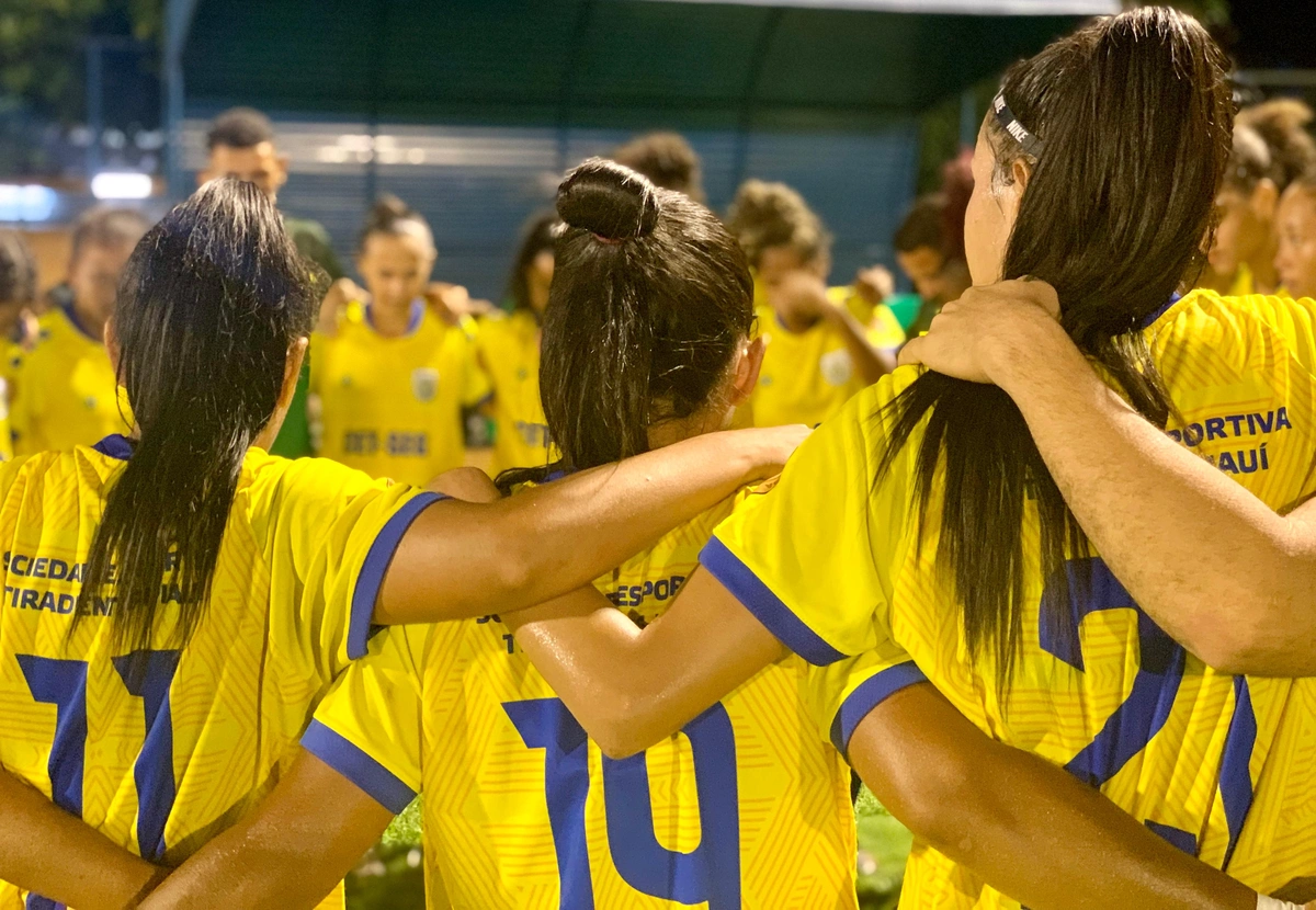 Jogadoras do Tiradentes-PI se abraçam pós classificação