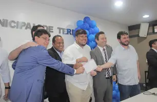 Jûnio Macêdo no meio com camisa branca segurando ficha de filiação (Foto: Divulgação/Ascom)