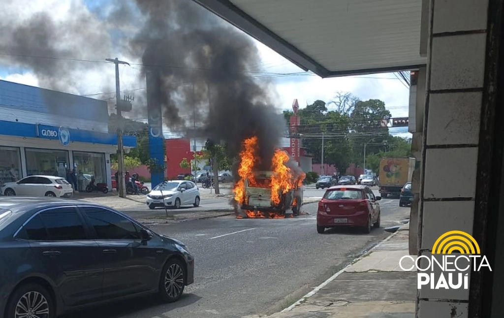 Kombi pega fogo e fica destruída na avenida Dom Severino na zona Leste de Teresina