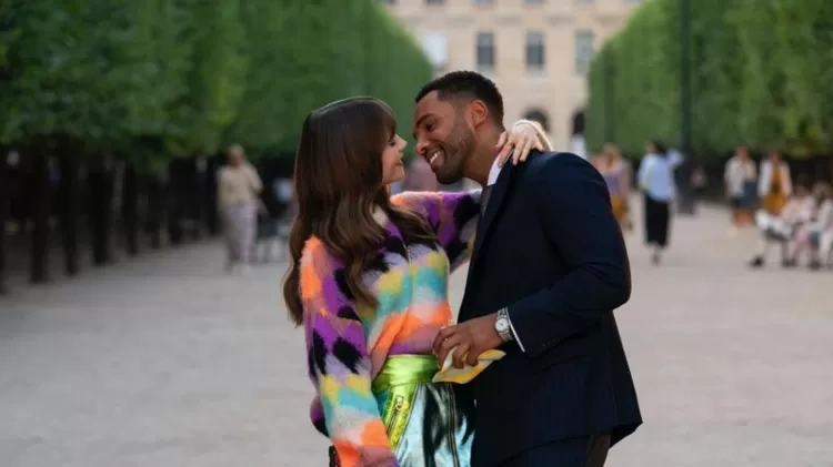 Lucien Laviscount e Lily Collins em cena da terceira temporada de "Emily in Paris"