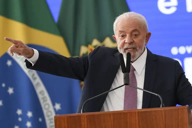 Lula diz que é preciso criar um telefone para as pessoas reclamarem do governo