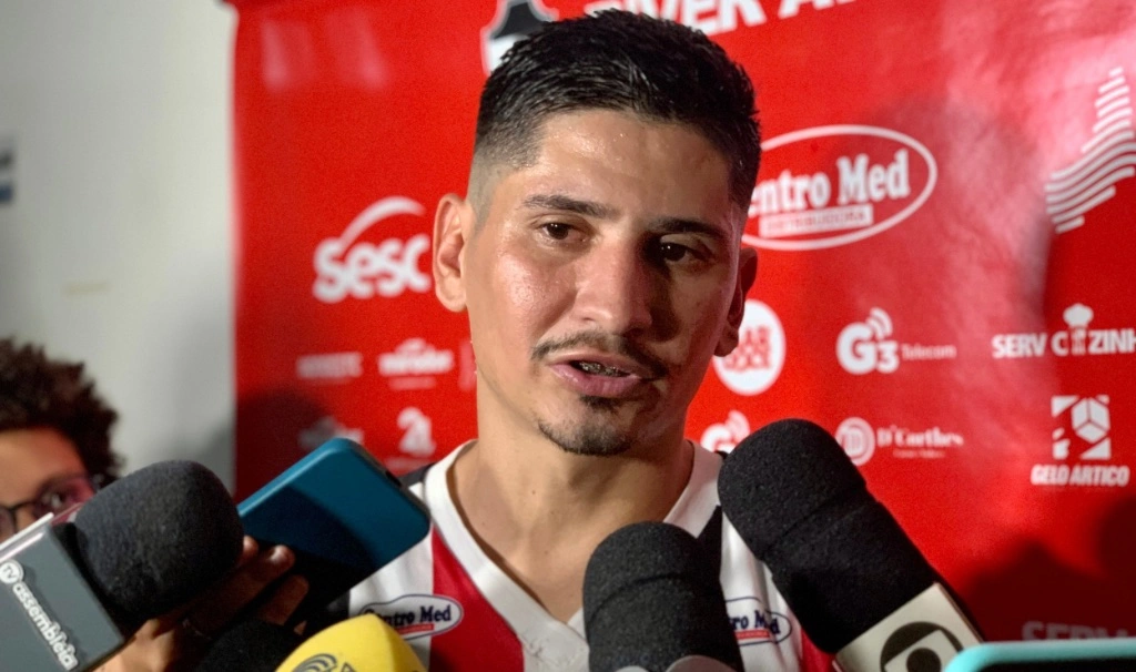 Meio Felipe Pará, autor dos dois gols da vitória riverina