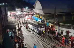 Micro-ônibus invade procissão e atropela fiéis (Foto: Reprodução)